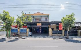 RedDoorz Syariah near Alun-Alun Bojonegoro