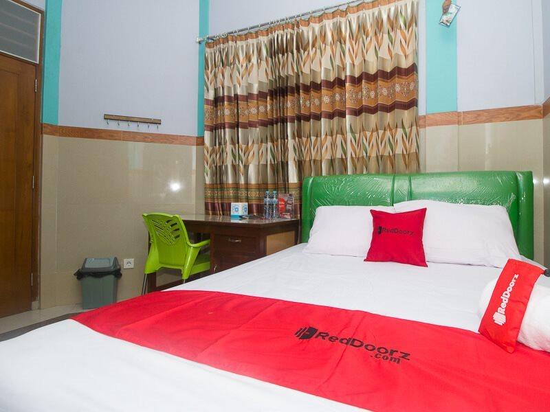 RedDoorz Syariah near Alun-Alun Bojonegoro Hotel Bagian luar foto