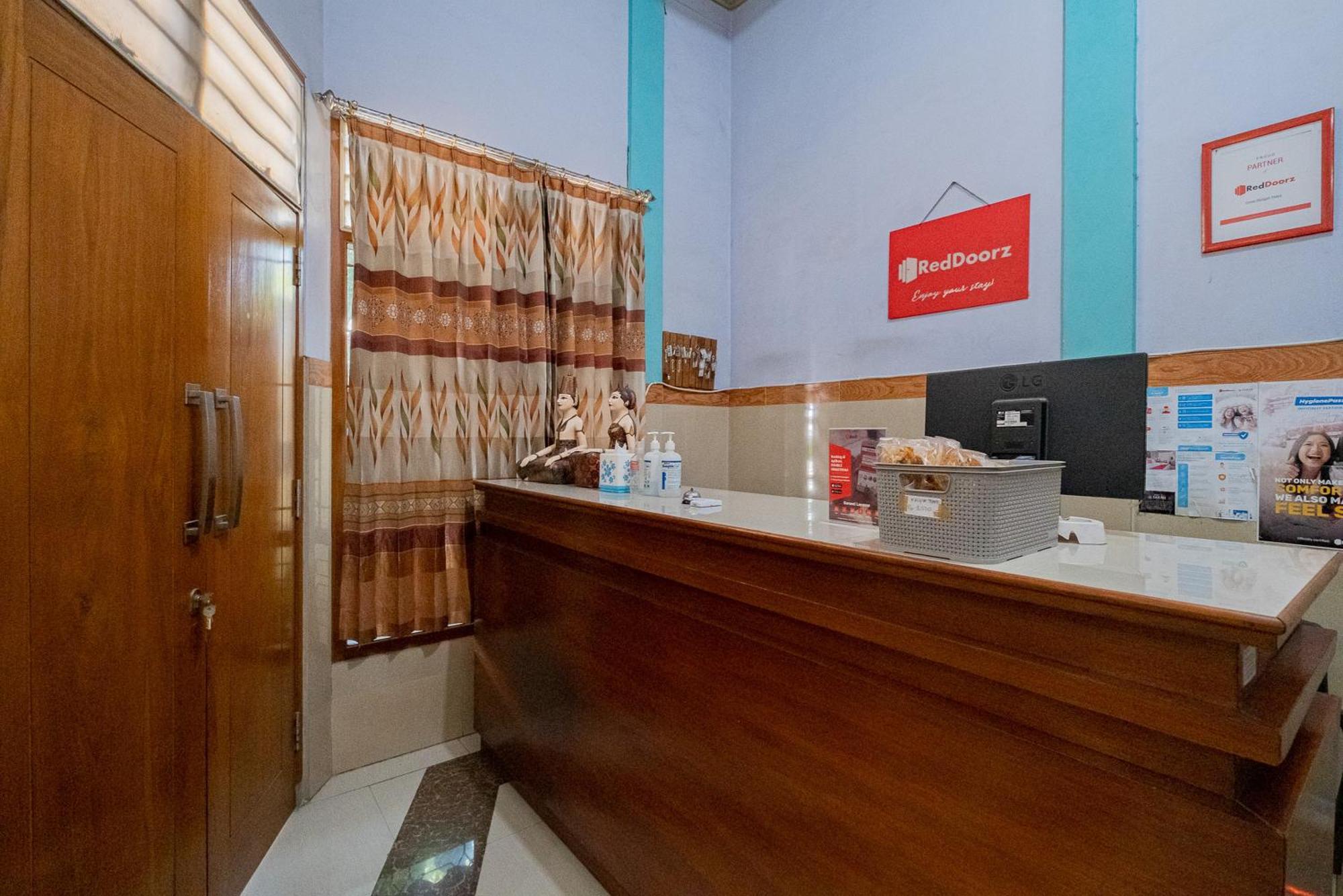 RedDoorz Syariah near Alun-Alun Bojonegoro Hotel Bagian luar foto