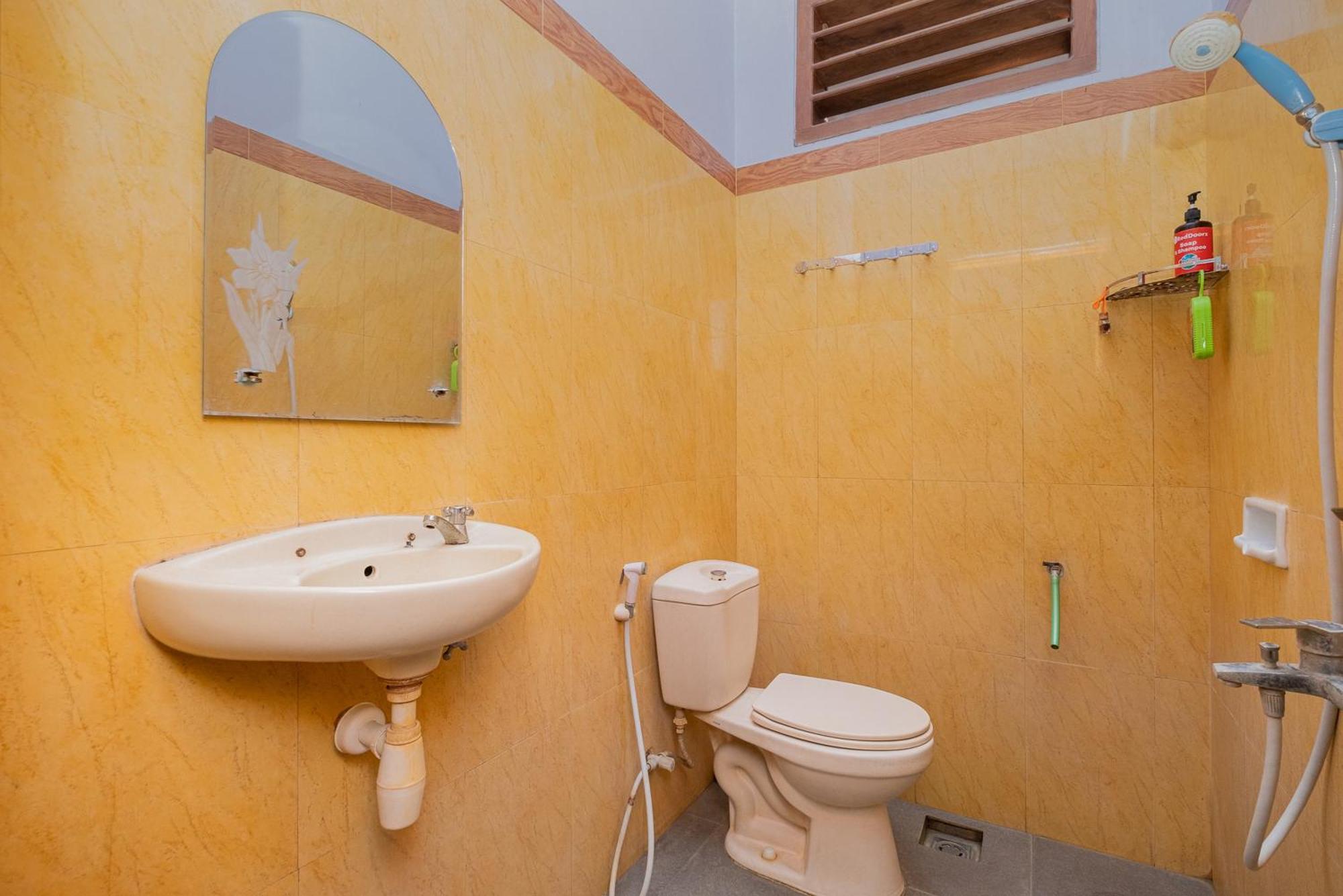 RedDoorz Syariah near Alun-Alun Bojonegoro Hotel Bagian luar foto