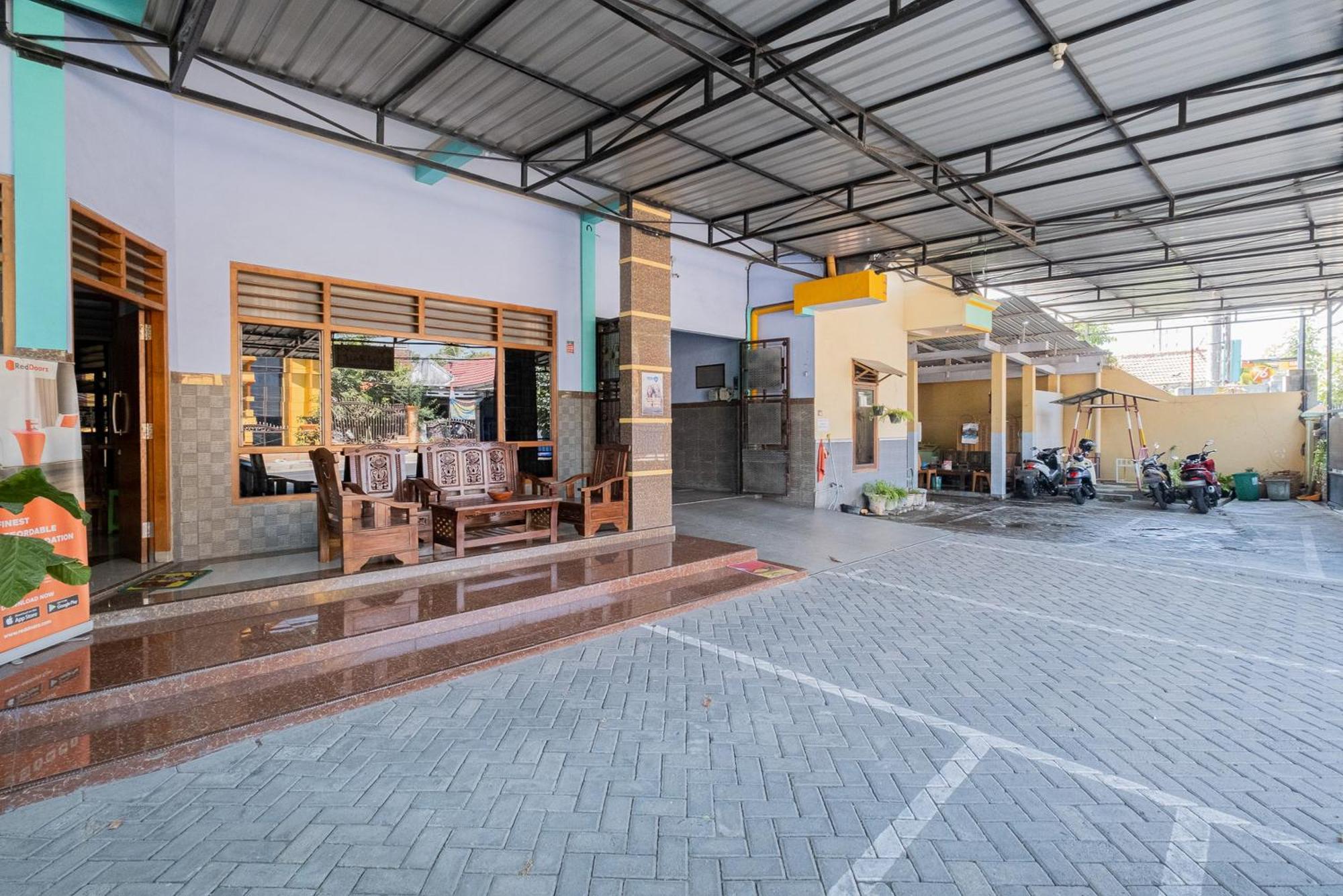 RedDoorz Syariah near Alun-Alun Bojonegoro Hotel Bagian luar foto