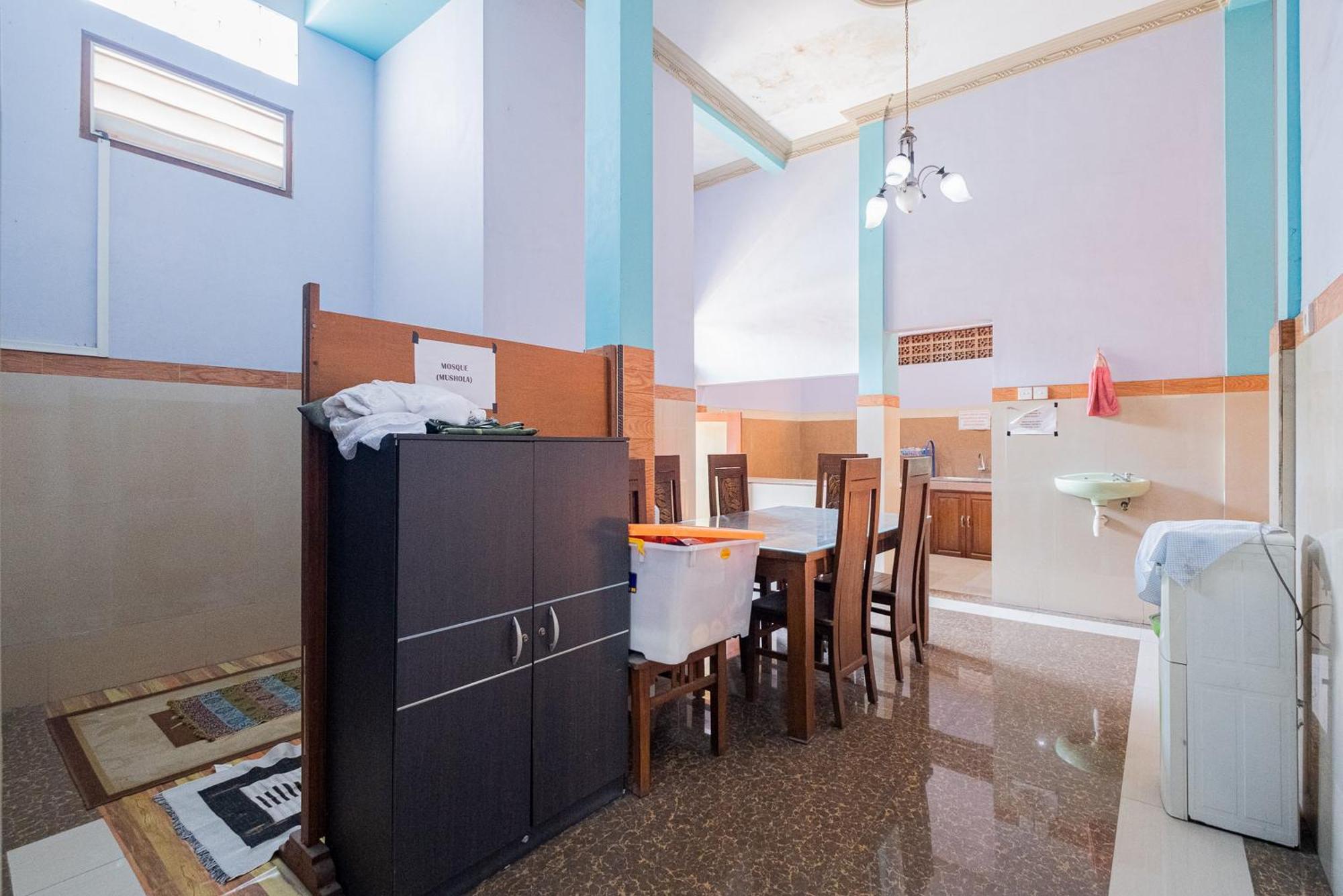 RedDoorz Syariah near Alun-Alun Bojonegoro Hotel Bagian luar foto
